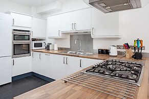 Peaceful Elevated Residential Area - Walk to City