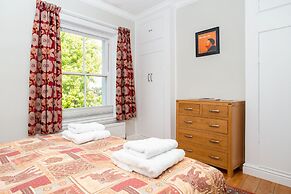 Peaceful Elevated Residential Area - Walk to City