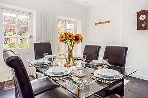 Peaceful Elevated Residential Area - Walk to City