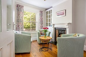 Peaceful Elevated Residential Area - Walk to City