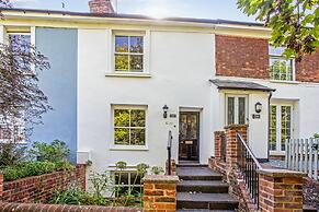 Peaceful Elevated Residential Area - Walk to City