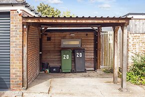 Peaceful Elevated Residential Area - Walk to City