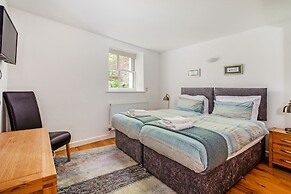 Peaceful Elevated Residential Area - Walk to City