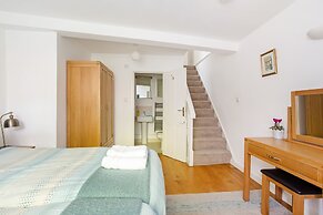 Peaceful Elevated Residential Area - Walk to City