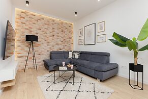 Loft Apartment With Parking by Renters