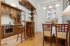 Apartment Near Royal Castle by Renters