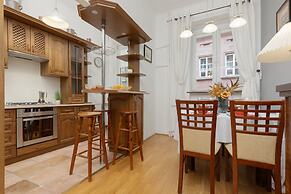 Apartment Near Royal Castle by Renters