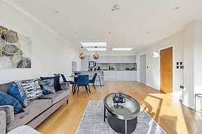 Penthouse Apartment In Brentford