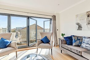 Penthouse Apartment In Brentford