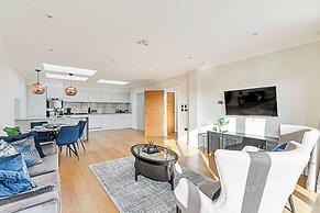 Penthouse Apartment In Brentford