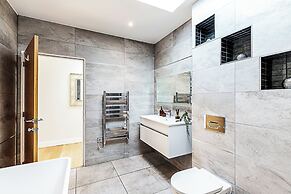 Penthouse Apartment In Brentford