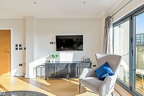 Penthouse Apartment In Brentford