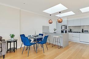 Penthouse Apartment In Brentford