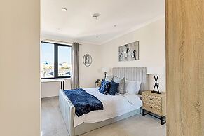 Penthouse Apartment In Brentford