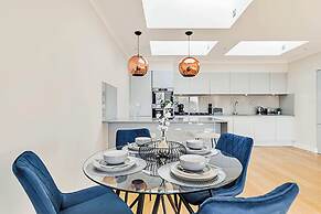 Penthouse Apartment In Brentford