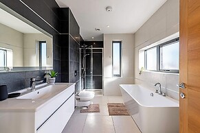 Penthouse Apartment In Brentford