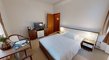 Klaudia's Hotel & Restaurant