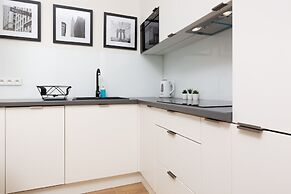 Apartment With Parking by Renters