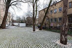 Apartment With Parking by Renters