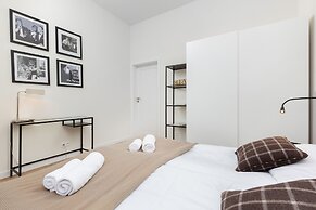 Apartment With Parking by Renters