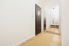 Apartment With Parking by Renters