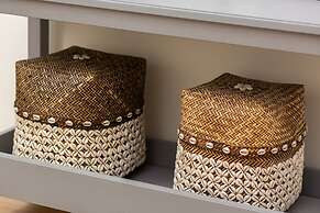 Apartment With Parking by Renters