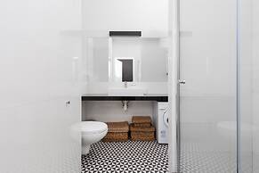 Apartment With Parking by Renters