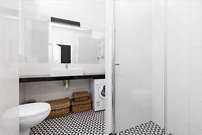 Apartment With Parking by Renters