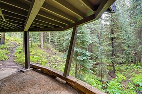 Mid-century Cabin: Creekside, Easy Access to I-70