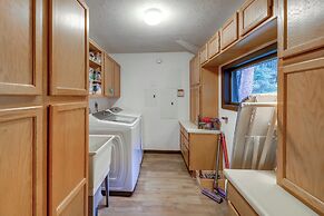 Mid-century Cabin: Creekside, Easy Access to I-70