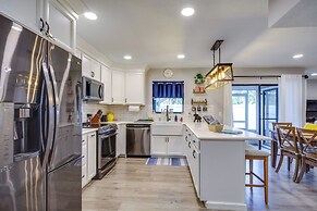 5 Mi to Beach: Jupiter Townhome w/ Pool Access