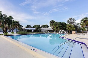 5 Mi to Beach: Jupiter Townhome w/ Pool Access
