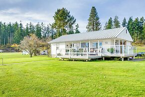 Bayfront Port Hadlock Retreat w/ Grill & Deck!