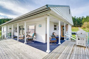 Bayfront Port Hadlock Retreat w/ Grill & Deck!