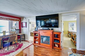 Bayfront Port Hadlock Retreat w/ Grill & Deck!