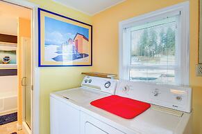 Bayfront Port Hadlock Retreat w/ Grill & Deck!