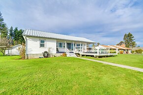 Bayfront Port Hadlock Retreat w/ Grill & Deck!