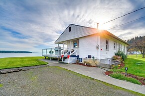 Bayfront Port Hadlock Retreat w/ Grill & Deck!