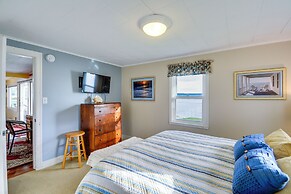 Bayfront Port Hadlock Retreat w/ Grill & Deck!