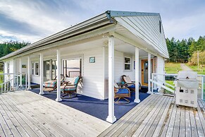 Bayfront Port Hadlock Retreat w/ Grill & Deck!