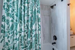 Apollo Beach Oasis: Lanai + Heated Pool!