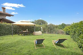 La Luna nel Lago Lake View Garden
