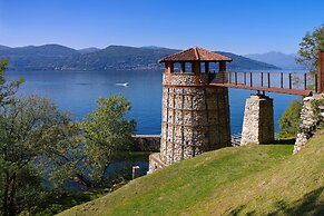 La Luna nel Lago Lake View Garden