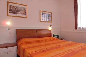 Cozy Flat in Residence With Swimming Pools - Beahost