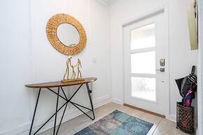 Vibrant Themed Home Prime Location