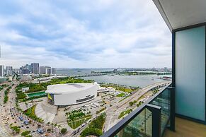 Bayside Studio Overlooking the city