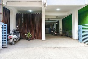 Fabhotel White House Inn