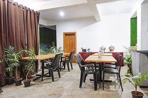 Fabhotel White House Inn