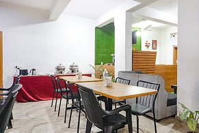 Fabhotel White House Inn