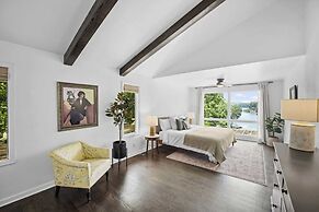 Hummingbird Home by Avantstay Boat House + Dock